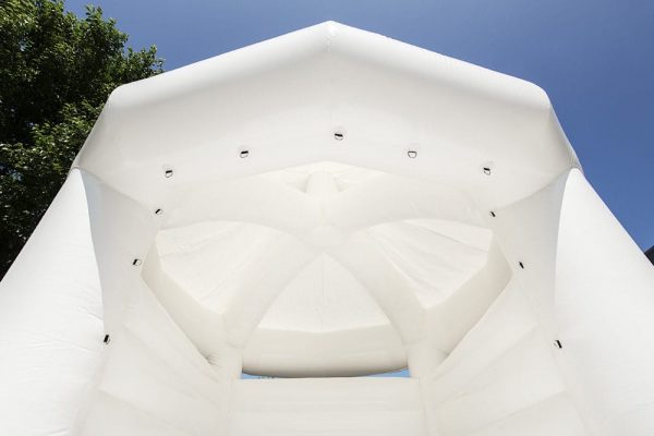 Hüpfburg Traum in Weiß (PM Partybedarf) Hüpfburg Traum in Weiß (PM Partybedarf)