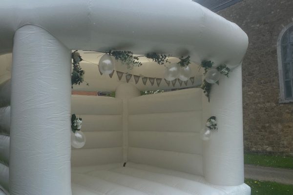 Hüpfburg Traum in Weiß (PM Partybedarf) Hüpfburg Traum in Weiß (PM Partybedarf)