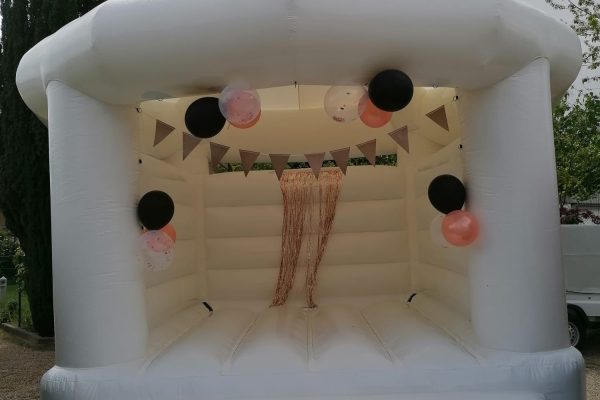 Hüpfburg Traum in Weiß (PM Partybedarf) Hüpfburg Traum in Weiß (PM Partybedarf)