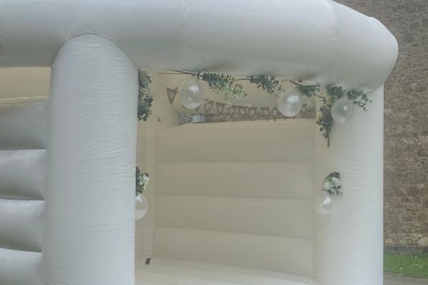 Hüpfburg Traum in Weiß (PM Partybedarf) Hüpfburg Traum in Weiß (PM Partybedarf)
