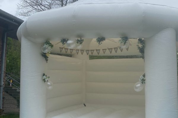 Hüpfburg Traum in Weiß (PM Partybedarf) Hüpfburg Traum in Weiß (PM Partybedarf)